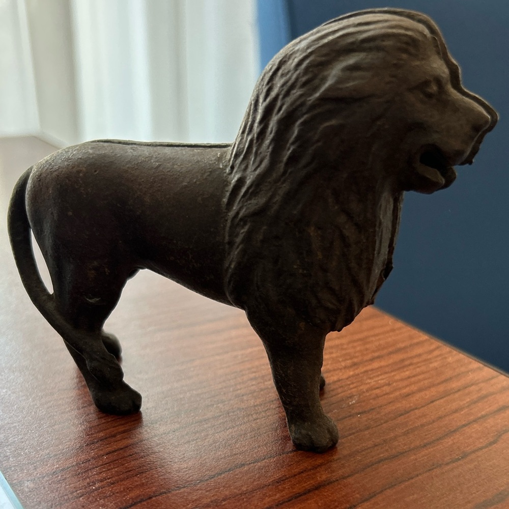 Vintage/Antique Cast Iron Lion Coin Bank